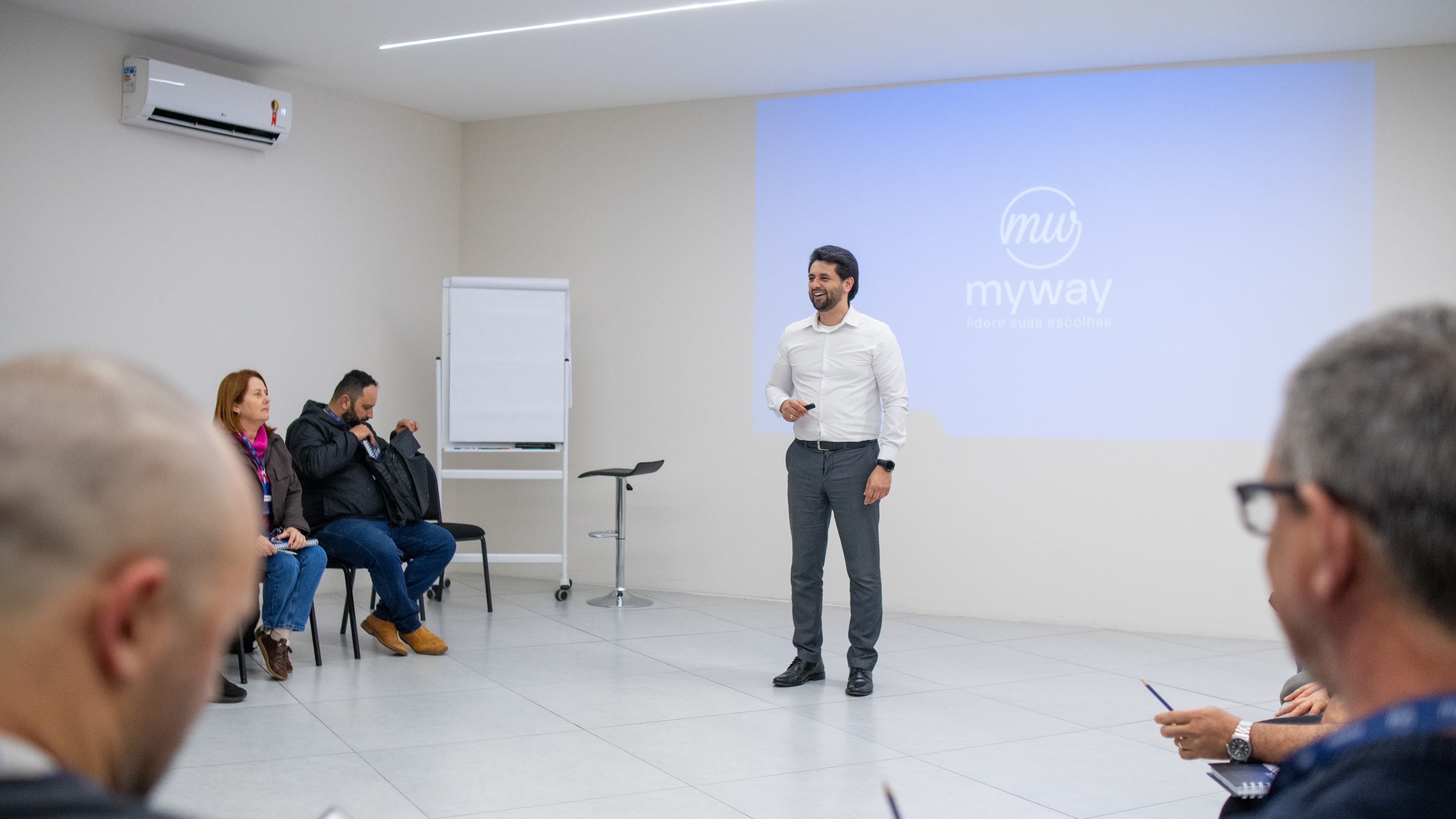 Facilitador apresenta o conteúdo do Performa para uma turma reunida em sala