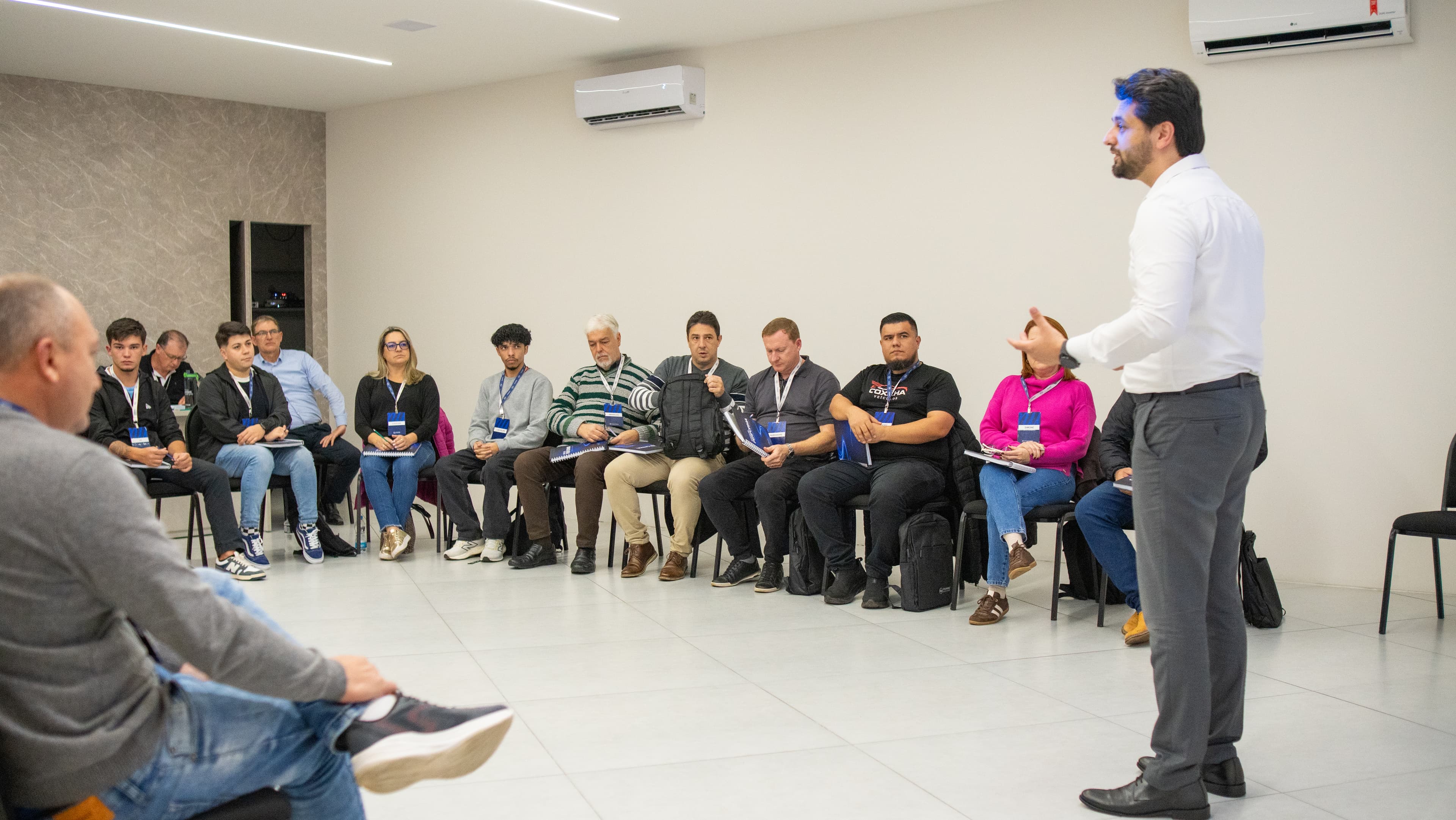 Facilitador conversa com a turma do Performa organizada em círculo