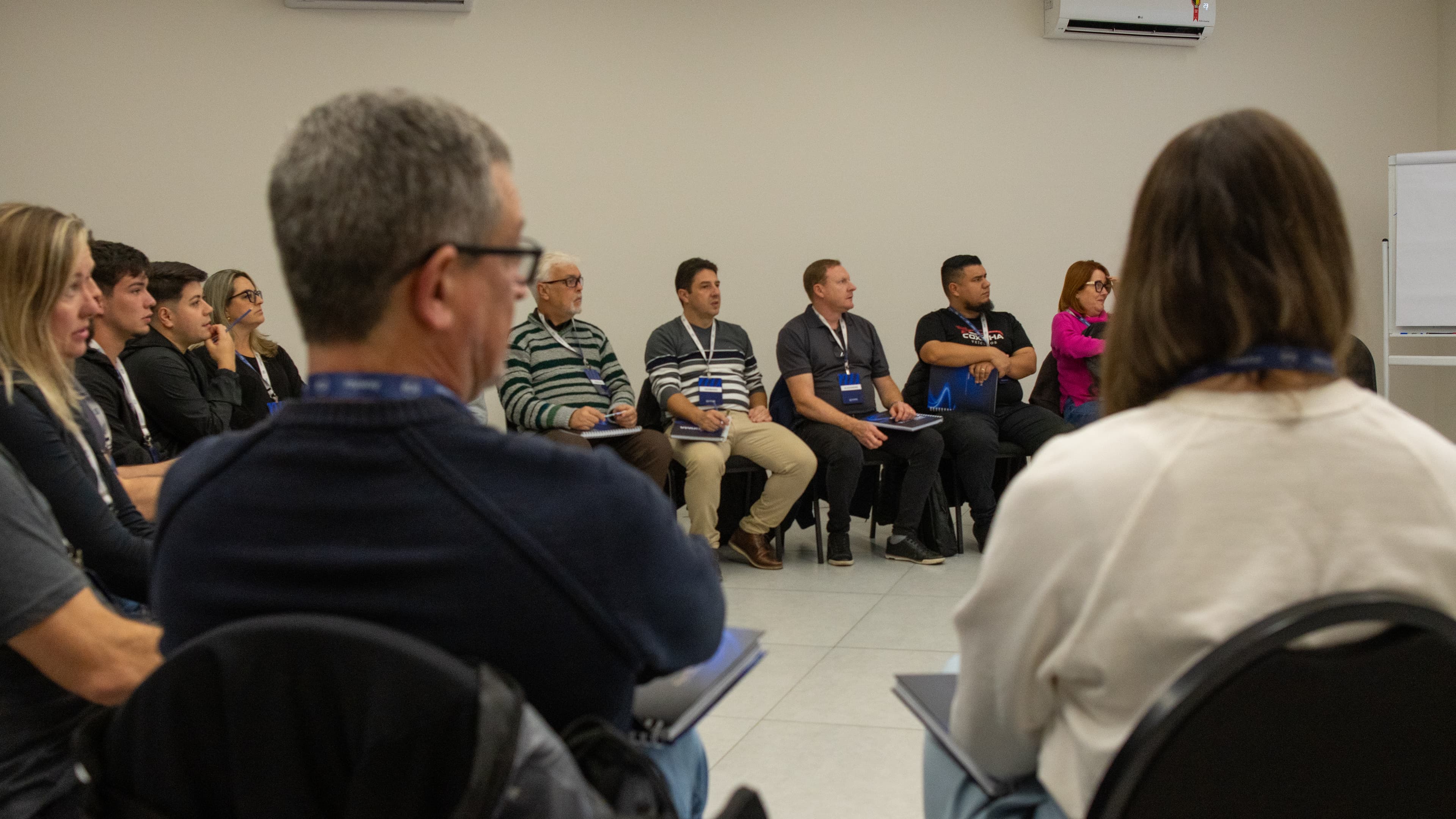 Participantes do Performa atentos durante uma conversa coletiva em sala