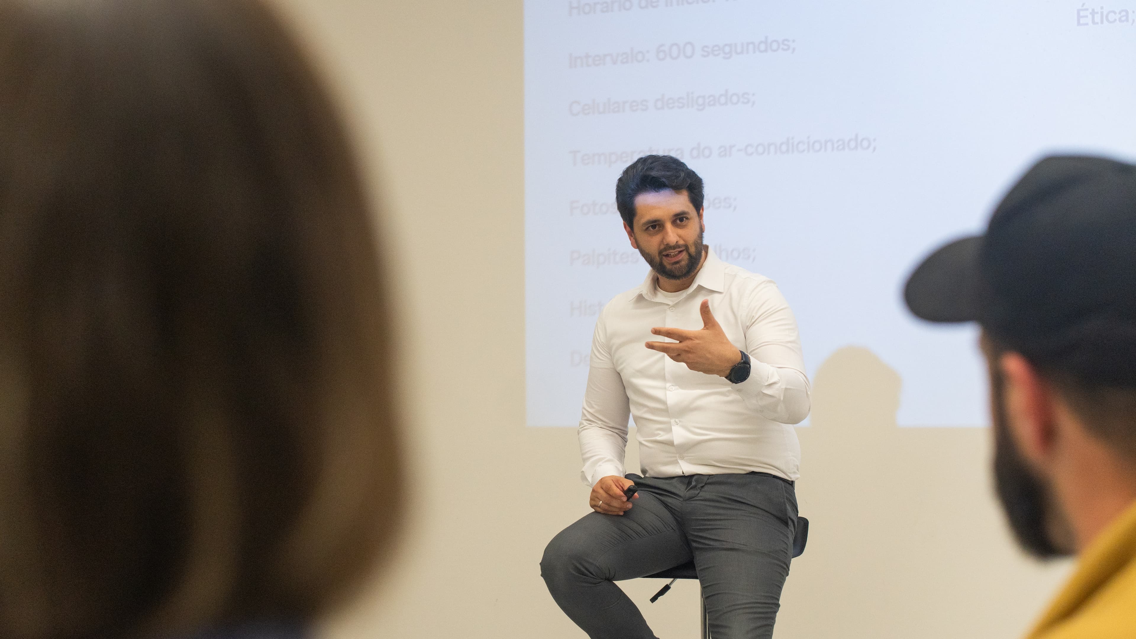 Facilitador do Performa conduz uma reflexão diante dos participantes