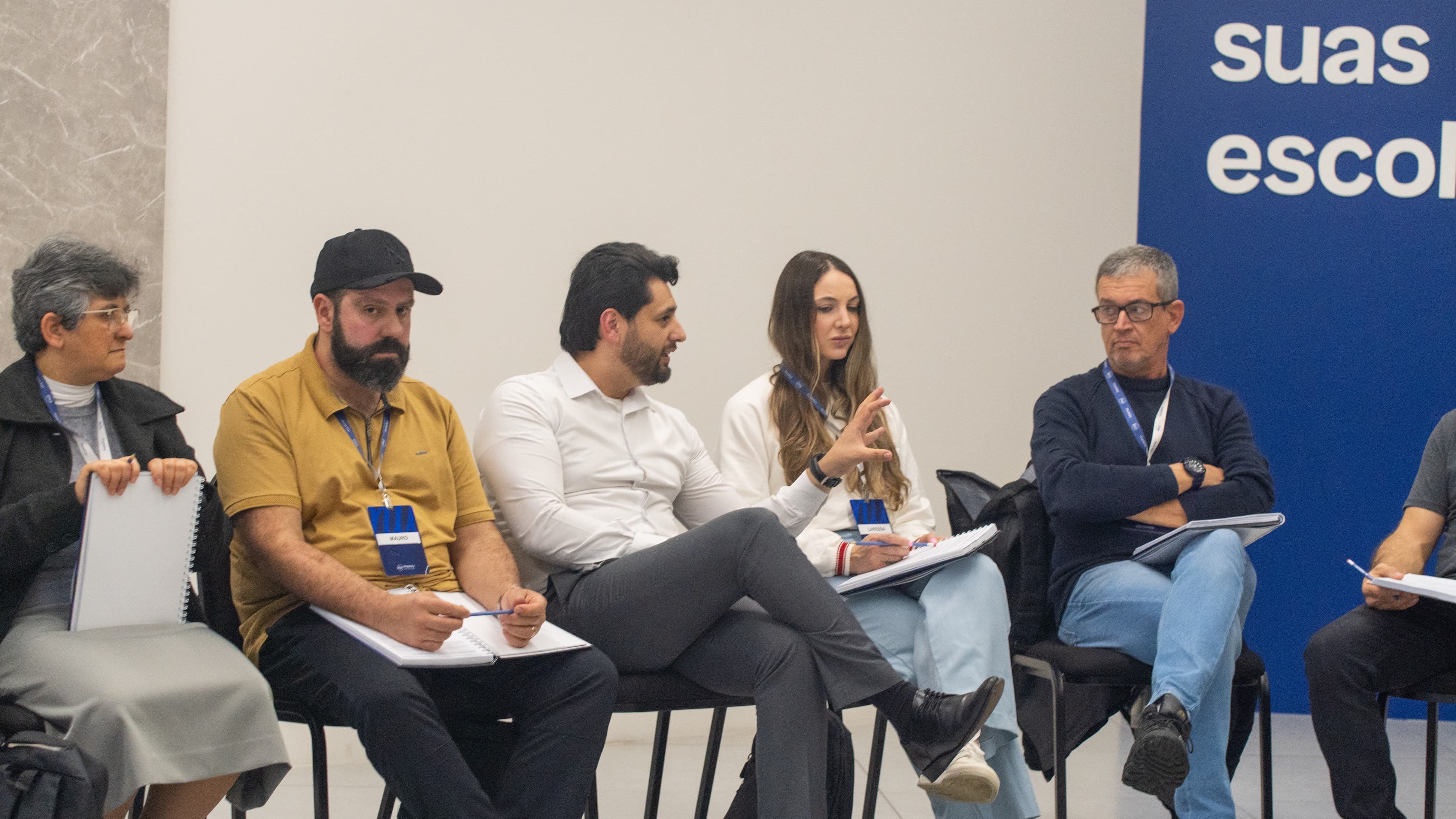Participantes compartilham ideias durante uma atividade do Performa