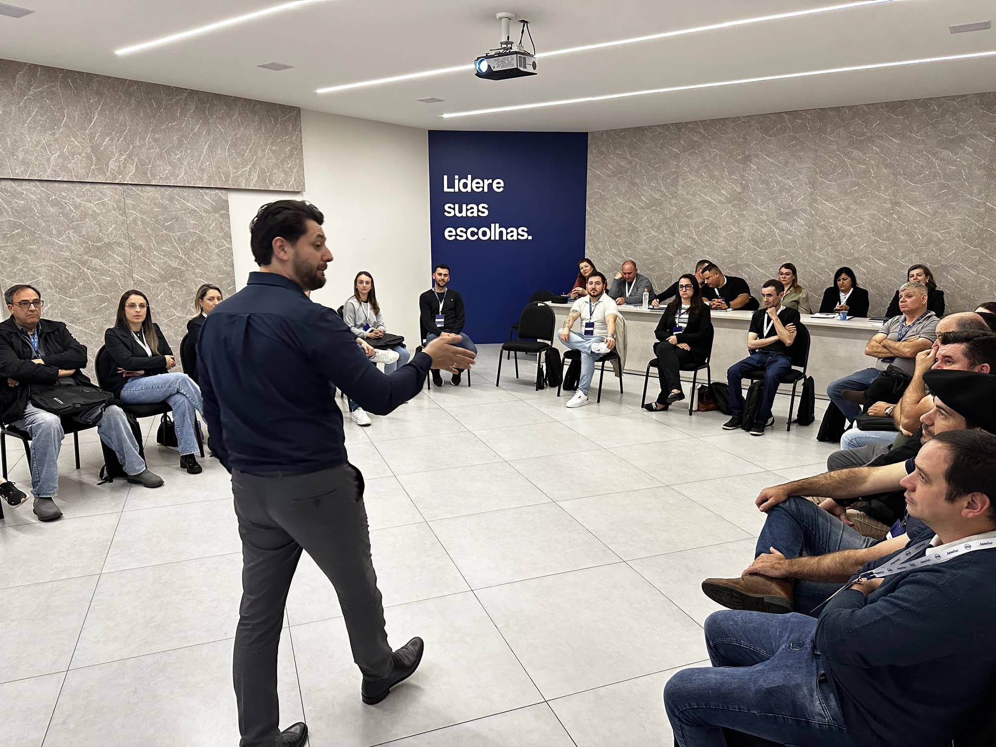 Facilitador interage com os participantes reunidos em roda durante a aula